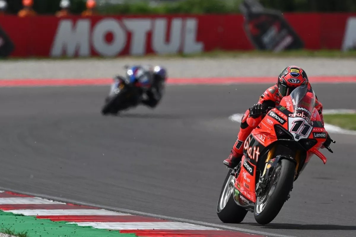 Race 2 WSBK Italia: Bulega Sapu Bersih di Cremona